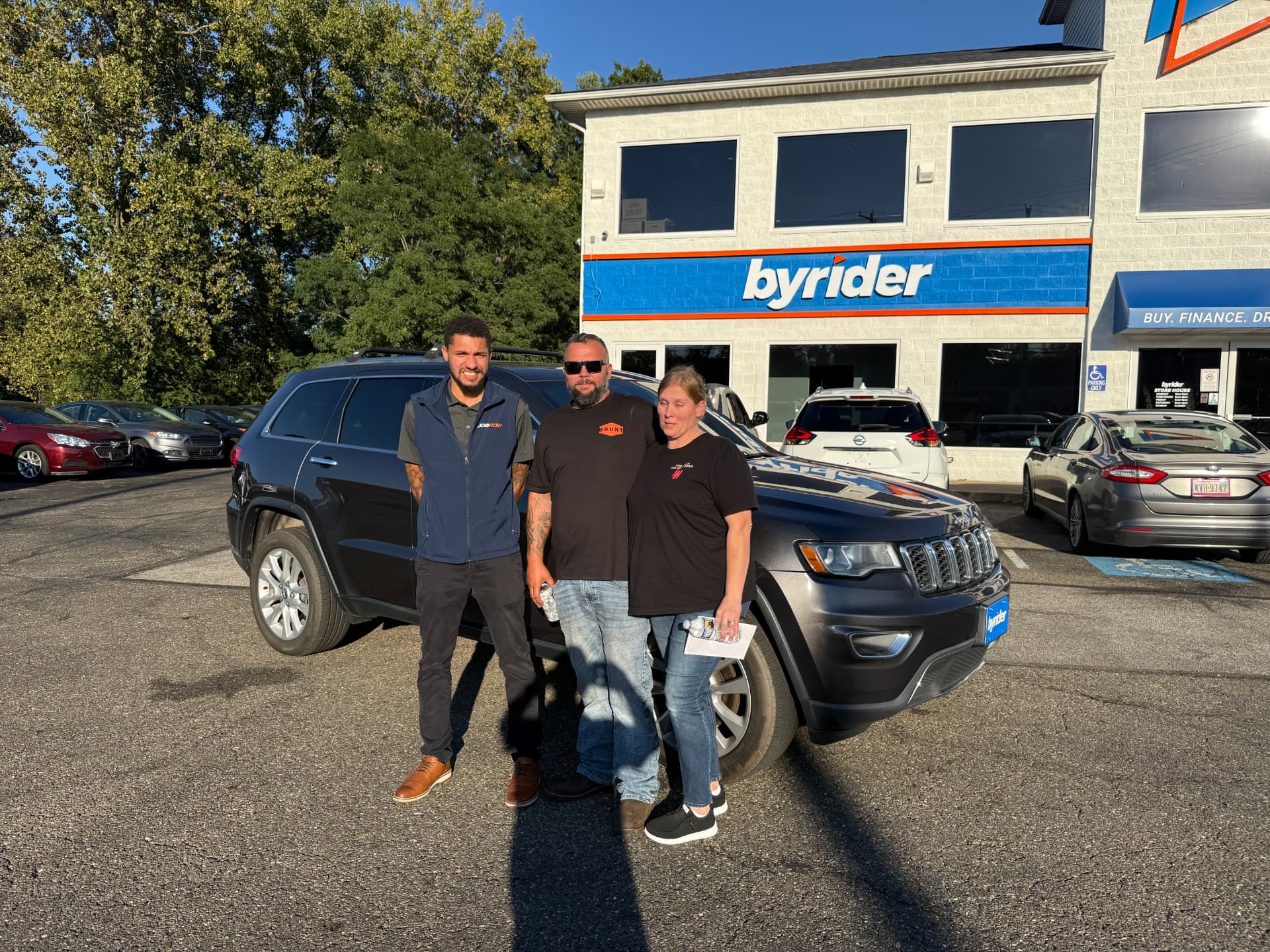 Byrider Akron customers with their used Jeep Grand Cherokee in Akron, Ohio